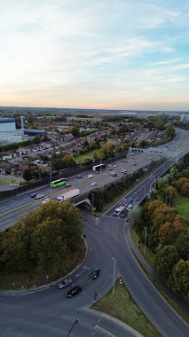Gün batımında Luton Şehri ve Otoyolları. Fotoğraf 15 Ekim 2023 'te çekilmiştir.