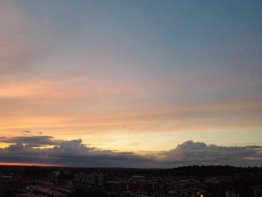 Günbatımında İngiltere 'nin Luton şehrinde bulutlarla kaplı Güzel ve Dramatik Gökyüzü Yüksek Açı Görünümü