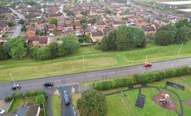 Yağmur ve Bulutlu Günbatımında İngiltere 'nin kuzeydoğu Luton şehrinin hava görüntüsü. Yüksek Açılı Görüntü, İHA 'nın Kamerasıyla 22 Eylül 2023' te çekildi.