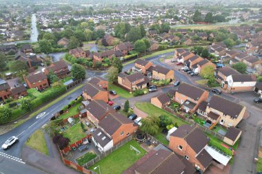 Yağmur ve Bulutlu Günbatımında İngiltere 'nin kuzeydoğu Luton şehrinin hava görüntüsü. Yüksek Açılı Görüntü, İHA 'nın Kamerasıyla 22 Eylül 2023' te çekildi.
