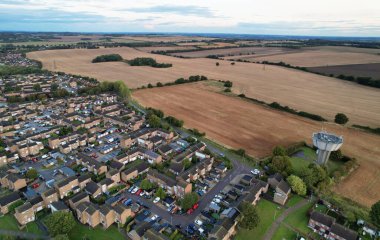 Yağmur ve Bulutlu Günbatımında İngiltere 'nin kuzeydoğu Luton şehrinin hava görüntüsü. Yüksek Açılı Görüntü, İHA 'nın Kamerasıyla 22 Eylül 2023' te çekildi.