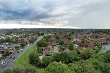 Yağmur ve Bulutlu Günbatımında İngiltere 'nin kuzeydoğu Luton şehrinin hava görüntüsü. Yüksek Açılı Görüntü, İHA 'nın Kamerasıyla 22 Eylül 2023' te çekildi.