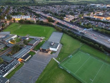 Gün batımında Luton Şehri ve Otoyolları. Fotoğraf 15 Ekim 2023 'te çekilmiştir.