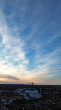 Gün batımında Luton Şehri ve Otoyolları. Fotoğraf 15 Ekim 2023 'te çekilmiştir.