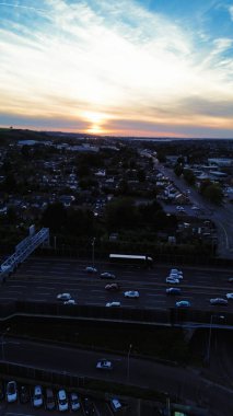 Gün batımında Luton Şehri ve Otoyolları. Fotoğraf 15 Ekim 2023 'te çekilmiştir.