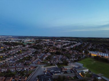 Gün batımında Luton Şehri ve Otoyolları. Fotoğraf 15 Ekim 2023 'te çekilmiştir.