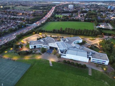 Gün batımında Luton Şehri ve Otoyolları. Fotoğraf 15 Ekim 2023 'te çekilmiştir.