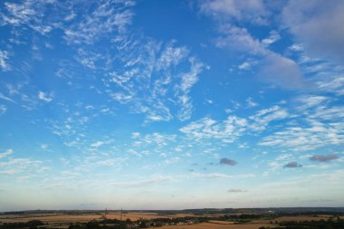 İngiltere 'nin Luton şehrinde Orange Clouds ve Sky ile En Güzel Doğal Turuncu Gün Batımı Yüksek Açı Manzarası. Görüntü İHA 'nın Kamerasıyla 19 Ağustos 2023' te yakalandı. 