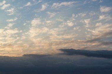 İngiltere 'nin Luton şehrinde Orange Clouds ve Sky ile En Güzel Doğal Turuncu Gün Batımı Yüksek Açı Manzarası. Görüntü İHA 'nın Kamerasıyla 19 Ağustos 2023' te yakalandı. 