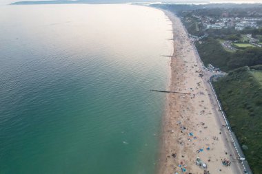 İngiltere 'nin Bournemouth City Sandy Plajı' ndaki En Güzel ve Çekici Turist Bölgesi Hava Görüntüsü, 23 Eylül 2023 'te güneşli bir günde Drone' un Kamerası ile çekildi..