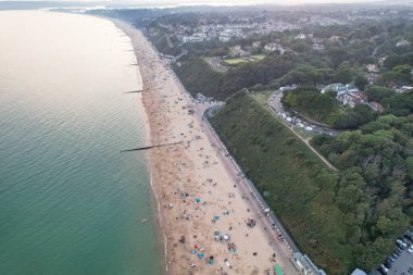 İngiltere 'nin Bournemouth City Sandy Plajı' ndaki En Güzel ve Çekici Turist Bölgesi Hava Görüntüsü, 23 Eylül 2023 'te güneşli bir günde Drone' un Kamerası ile çekildi..