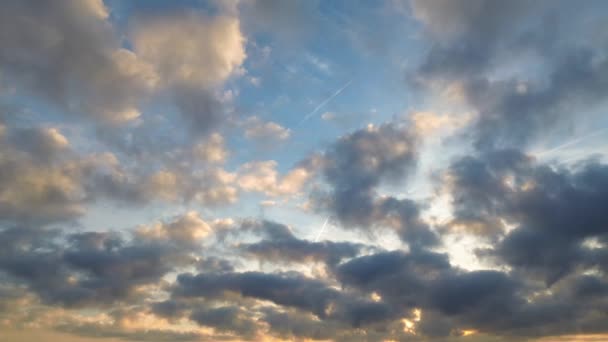 Vista Ángulo Alto Más Hermosa Nubes Dramáticas Cielo Sobre Ciudad — Vídeos de Stock