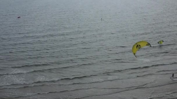 英国诺森伯兰海滩和海洋上空风筝冲浪的高角度镜头 影片于2021年1月24日由Drone的相机拍摄 — 图库视频影像