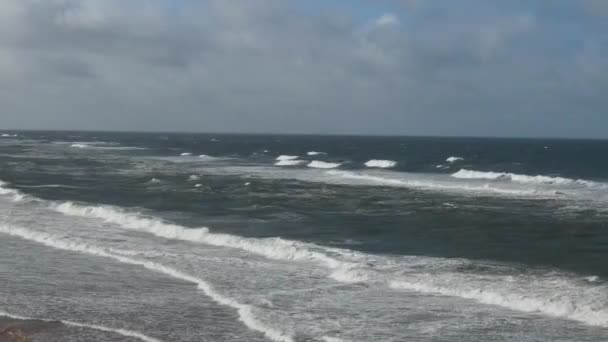 英国诺森伯兰海滩和海洋上空风筝冲浪的高角度镜头 影片于2021年1月24日由Drone的相机拍摄 — 图库视频影像