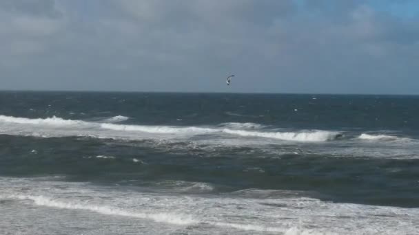 Висококутні Кадри Kite Серфінг Над Пляжем Океаном Нортумберленду Англія Великобританія — стокове відео