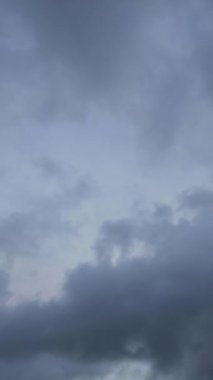 Gündoğumunda Luton City üzerinde en güzel Yüksek Açılı Dramatik Bulutlar ve Gökyüzü Manzarası. Ele geçirilen 19 Ekim 2023