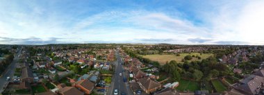 İngiltere üzerindeki En Güzel Renkli Gökyüzü ve Turuncu Bulutlar sırasında İngiltere 'nin Aydınlanmış Luton Şehri Yüksek Açı Panoramik Görünümü. Görüntü İHA 'nın Kamerasıyla 4 Ekim 2023' te çekilmiştir.