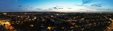 İngiltere 'nin Aydınlanmış Luton Kasabası Büyük Britanya Panoramik Görünümü. 3 Ekim 2023 'te Drone' un Kamerasıyla Gün Batımından Sonra