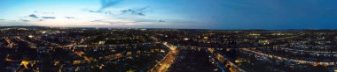 İngiltere 'nin Aydınlanmış Luton Kasabası Büyük Britanya Panoramik Görünümü. 3 Ekim 2023 'te Drone' un Kamerasıyla Gün Batımından Sonra