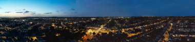 İngiltere 'nin Aydınlanmış Luton Kasabası Büyük Britanya Panoramik Görünümü. 3 Ekim 2023 'te Drone' un Kamerasıyla Gün Batımından Sonra