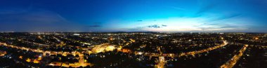 İngiltere 'nin Aydınlanmış Luton Kasabası Büyük Britanya Panoramik Görünümü. 3 Ekim 2023 'te Drone' un Kamerasıyla Gün Batımından Sonra