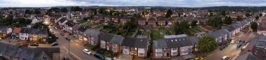 Yüksek Açı Panoramik Gökyüzü Manzarası ve İngiltere 'nin Luton şehrinde güneş battıktan sonra bulutlar. Görüntü İHA 'nın Kamerasıyla 27 Eylül 2023' te çekildi.