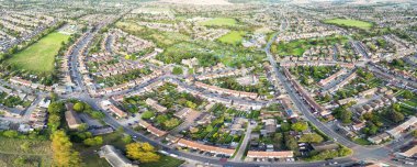 İngiltere 'nin Kuzey Luton Kasabası Büyük Britanya Havacılık Panoramik Manzarası. Görüntü, İHA 'nın Kamerasıyla 8 Ekim 2023' te Orta İrtifa 'dan çekildi..