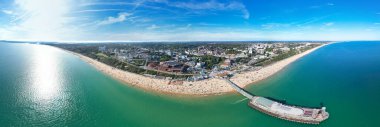 İngiltere 'nin Bournemouth Sahili ve Deniz manzaralı İngiliz Turist Cazibesi' nin Hava Dikey Panoramik Manzarası. Yüksek Açılı Görüntü İHA 'nın Kamerasıyla 23 Ağustos 2023' te Çekildi 
