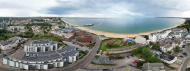 İngiltere 'nin Bournemouth Sahili ve Deniz manzaralı İngiliz Turist Cazibesi' nin Hava Dikey Panoramik Manzarası. Yüksek Açılı Görüntü İHA 'nın Kamerasıyla 23 Ağustos 2023' te Çekildi 