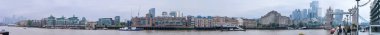 Londra, İngiltere, Birleşik Krallık - 18 Haziran 2023: Thames Nehri ve Londra Köprüsü Panoramik Manzarası 
