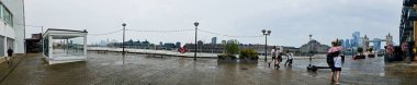 Londra, İngiltere, Birleşik Krallık - 18 Haziran 2023: Thames Nehri ve Londra Köprüsü Panoramik Manzarası 