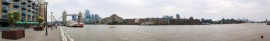 Londra Köprüsü ve Thames Nehri 'nin panoramik görüntüsü İngiltere' nin merkezi Londra şehri Büyük Britanya 'da. Fotoğraf 18 Haziran 2023 'te çekilmiştir.