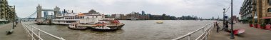 Londra Köprüsü ve Thames Nehri 'nin panoramik görüntüsü İngiltere' nin merkezi Londra şehri Büyük Britanya 'da. Fotoğraf 18 Haziran 2023 'te çekilmiştir.