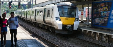 Insanların Panoramic View 4-Haziran-2023 tarihleri arasında İngiltere 'nin orta Londra kenarı Thames nehrinin kenarında sıcak bir günün tadını çıkarmaktadır. Ailelerin ve genç çiftlerin çoğu gezip eğleniyor.