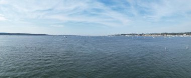 İngiltere 'nin Poole Denizi manzaralı şehrinde yüksek açılı sürat teknelerinin görüntüsü. 9 Eylül 2023' te İHA 'nın Kamerasıyla Güzel Turist Çekimi Plaj Şehri Turu yakalandı.