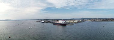 İngiltere 'nin Poole Denizi manzaralı şehrinde yüksek açılı sürat teknelerinin görüntüsü. 9 Eylül 2023' te İHA 'nın Kamerasıyla Güzel Turist Çekimi Plaj Şehri Turu yakalandı.