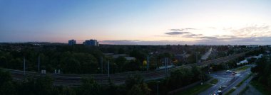 İngiltere 'nin Aydınlanmış Luton şehrinin yaz gecesi günbatımından sonraki hava görüntüsü. Görüntü İHA 'nın Kamerasıyla 19 Ağustos 2023' te yakalandı.