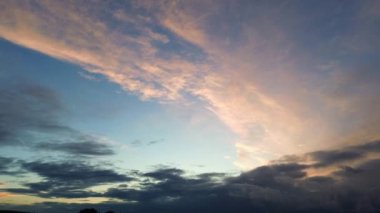 İngiltere üzerinde Günbatımında dramatik Bulutlar ve Gökyüzü
