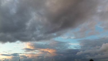 İngiltere üzerinde Günbatımında dramatik Bulutlar ve Gökyüzü