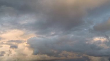 İngiltere üzerinde Günbatımında dramatik Bulutlar ve Gökyüzü