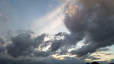 İngiltere üzerinde Günbatımında dramatik Bulutlar ve Gökyüzü