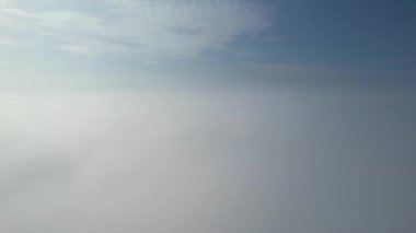 Yüksek Angle Drone 'un İngiltere' nin Luton şehrinde dramatik bulutların ve gökyüzünün kamera görüntüleri. 16 Eylül 2023