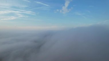 Yüksek Angle Drone 'un İngiltere' nin Luton şehrinde dramatik bulutların ve gökyüzünün kamera görüntüleri. 16 Eylül 2023