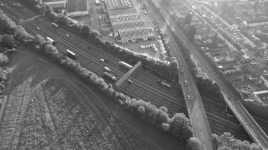 Trafikli, Luton, İngiltere Büyük Britanya, İngiltere ile Avrupa Şehir ve Otoyolları 'nın siyah ve beyaz hava görüntüleri