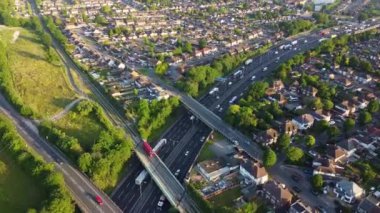 İngiliz Otoyol Trafiğinin Yüksek Açı Görüntüsü. Görüntüler İHA 'nın Kamerasıyla 15 Şubat 2022' de çekildi.