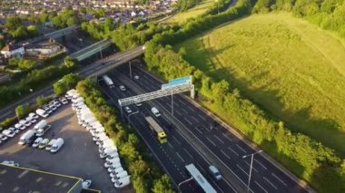 İngiliz Otoyol Trafiğinin Yüksek Açı Görüntüsü. Görüntüler İHA 'nın Kamerasıyla 15 Şubat 2022' de çekildi.