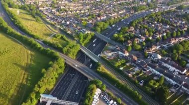 İngiliz Otoyol Trafiğinin Yüksek Açı Görüntüsü. Görüntüler İHA 'nın Kamerasıyla 15 Şubat 2022' de çekildi.