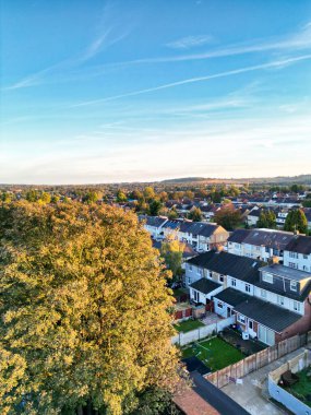 İngiltere 'nin Luton kasabasındaki en güzel yerleşim yeri manzarası. Görüntü İHA 'nın Kamerasıyla 22 Ekim 2023 Sabah ve Gündoğumu 