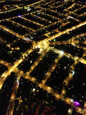 Luton şehrinin yüksek açısı. Gece boyunca İngiltere. Aydınlanmış Şehir Merkezi, İHA 'nın Kamerasıyla 22 Ekim 2023' te Gece Vakti Yakalandı