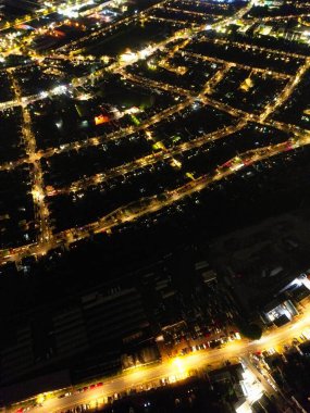 Luton şehrinin yüksek açısı. Gece boyunca İngiltere. Aydınlanmış Şehir Merkezi, İHA 'nın Kamerasıyla 22 Ekim 2023' te Gece Vakti Yakalandı